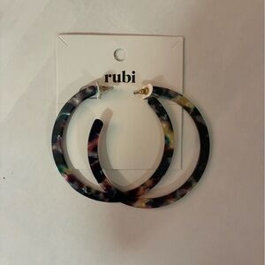 Tortoiseshell Rubi hoop earrings.